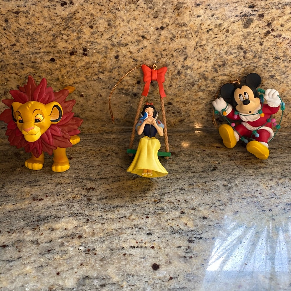 5 PIECE SET OF DISNEY CHARACTERS XMAS ORNAMENTS.